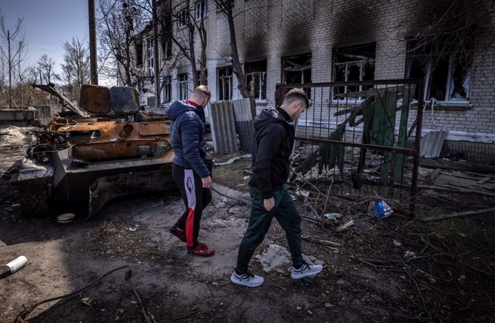 انفجارات بكييف بعد غرق بارجة روسية.. واحتدام القتال بالشرق
