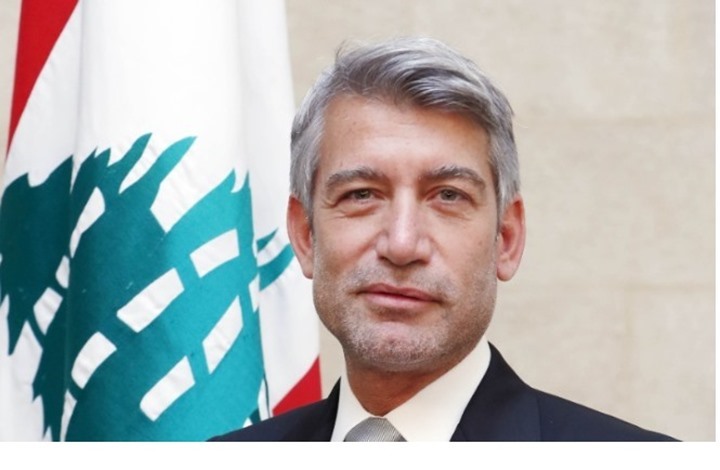 ضرب وزير الطاقة اللبناني بعد حصاره في الشارع (شاهد) ضرب وزير الطاقة اللبناني بعد حصاره في الشارع (شاهد)