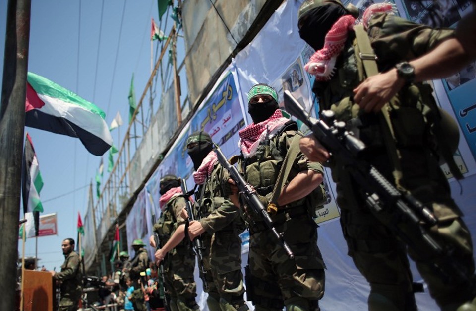 "معاريف": "إسرائيل" منحنية على ركبتيها أمام "حماس"