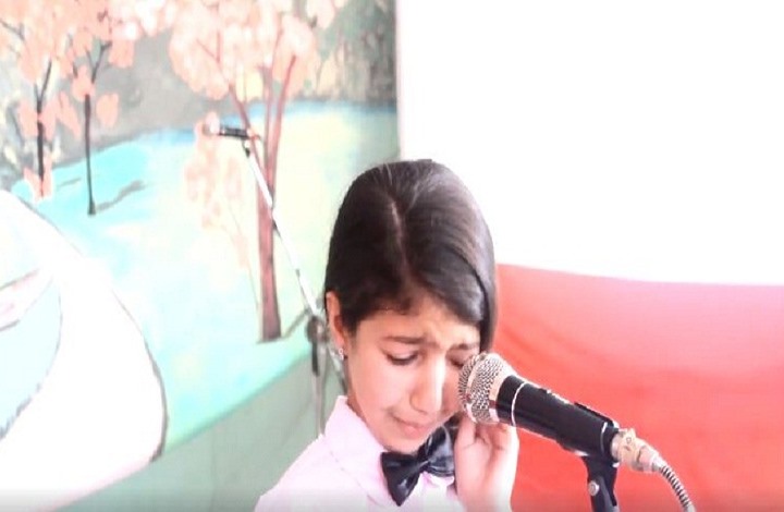 طفلة مغربية تبكي بسبب "سوريا" بقصيدة التأشيرة (فيديو)