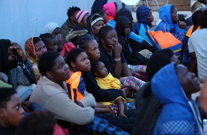 مطالب بالإفراج الفوري عن 5 آلاف مهاجر ولاجئ محتجزين بليبيا