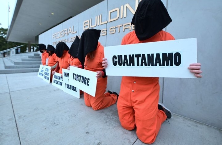 AP: أمريكا تعتزم إطلاق سراح أكثر من نصف معتقلي غوانتانامو