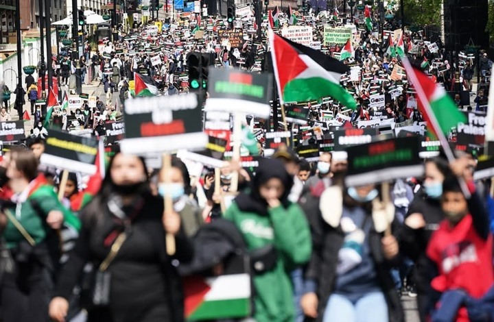 مغني راب يلهب حماس متظاهرين داعمين لفلسطين بلندن (شاهد)