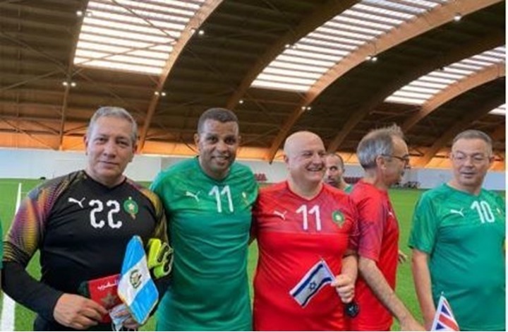 سفير الاحتلال بالمغرب يحضر مباراة كرة قدم مع سفراء عرب