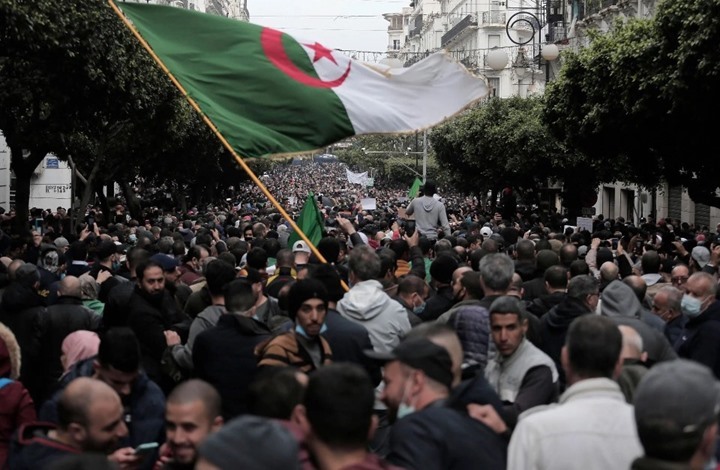 "#ليست_جريمة".. حملة إلكترونية لوقف قمع المعارضة بالجزائر