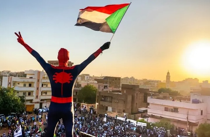 "الرجل العنكبوت" في السودان رمز للمقاومة ضد العسكر