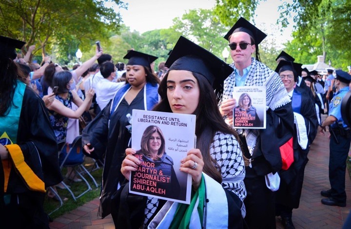 طالبة ترفع علم فلسطين وترفض مصافحة بلينكن في تخرجها (شاهد)