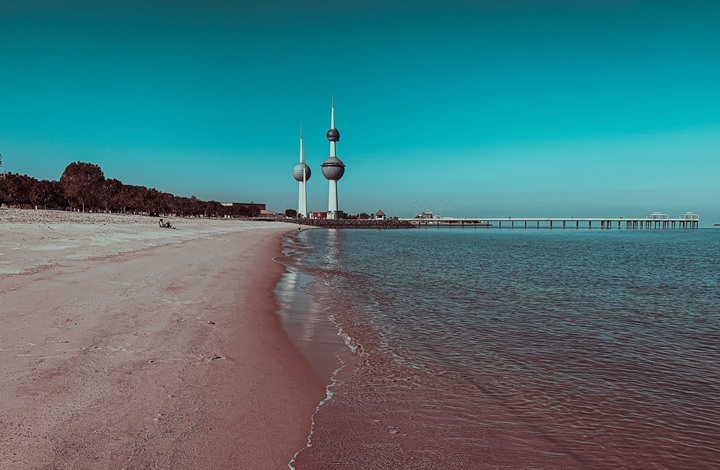 الكويت ترحّل عائلة أردنية افترشت الشاطئ لشهرين.. هذه قصتهم