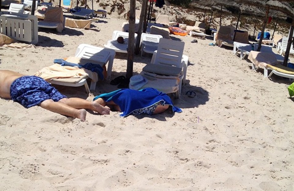 Нападения на туристов. Расстрел туристов в Тунисе на пляже 2015. Теракт в Тунисе на пляже 2015 отель. Теракт в Тунисе расстрел туристов.