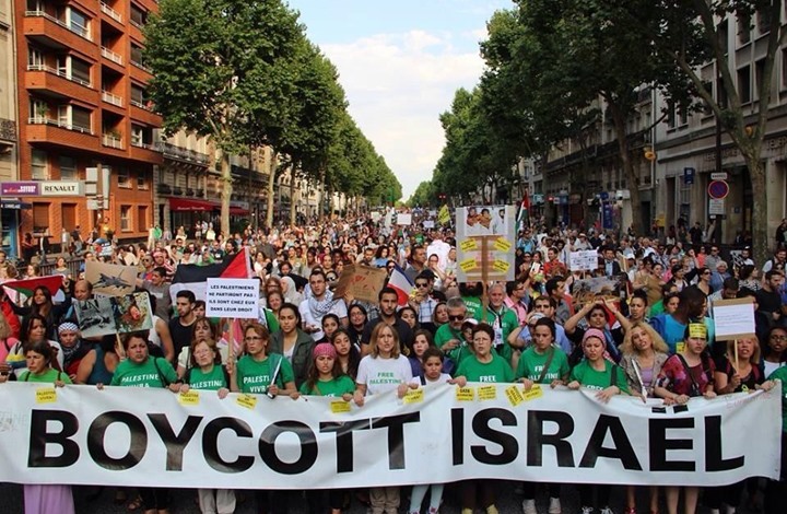 نشطاء في بريطانيا يحتفلون ببيع مصنع أسلحة إسرائيلي إثر حملة ضده