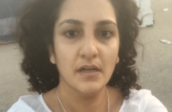 ضرب وسحل والدة علاء عبد الفتاح أمام سجنه (شاهد)