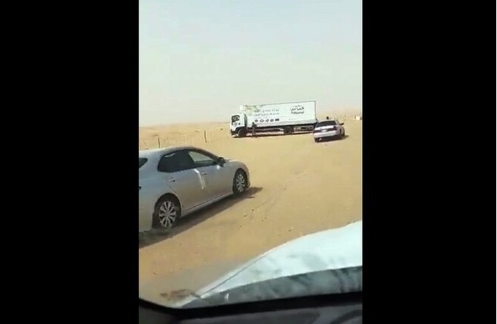 مطاردة خطرة لشاحنة تسير باتجاه معاكس بالسعودية (فيديو)