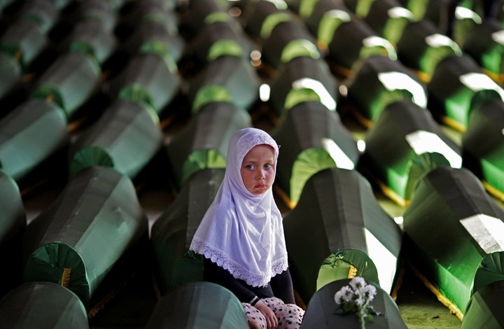 البوسنة تحيي ذكرى "سربرنيتسا" ودفن بقايا 19 من ضحايا الإبادة