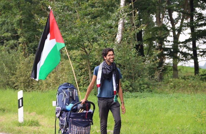 ناشط سويدي يواصل رحلته إلى فلسطين سيرا على الأقدام
