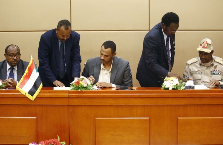 الإعلان الدستوري يوحد اليسار واليمين بقوى المعارضة السودانية
