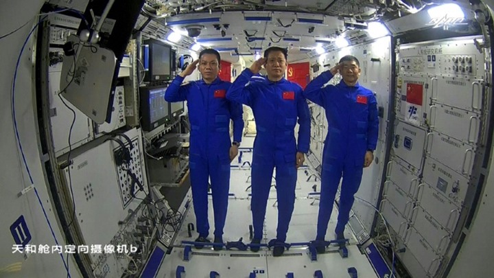 رائدان صينيان في محطة تيانغونغ يخرجان مجددا إلى الفضاء