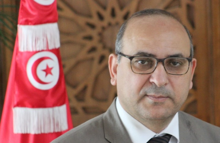 نائب تونسي يبيع كتبه وأخرى بلا علاج بسبب تجميد البرلمان