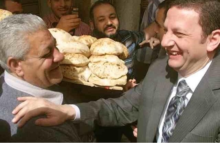 بعد حديث السيسي عن الخبز.. مصريون يستذكرون وزير "الغلابة"