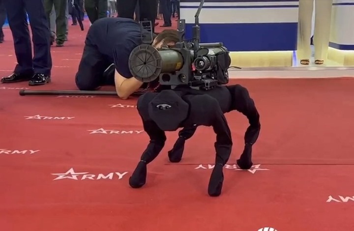 روسيا تبتكر كلبا آليا يحمل قاذف صواريخ (فيديو)