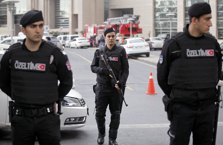 تركيا تقيل آلاف الموظفين بينهم معلمون ورجال شرطة