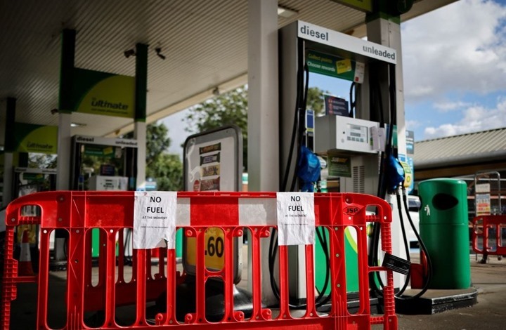 استمرار أزمة الوقود في بريطانيا.. ومحطات تقفل باكرا