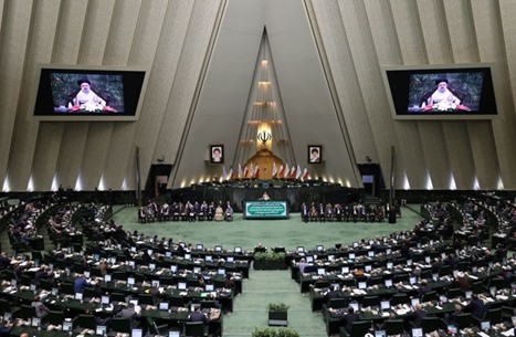 هتافات في برلمان إيران بالولاء لخامنئي.. وانتقاد لشرطة الأخلاق