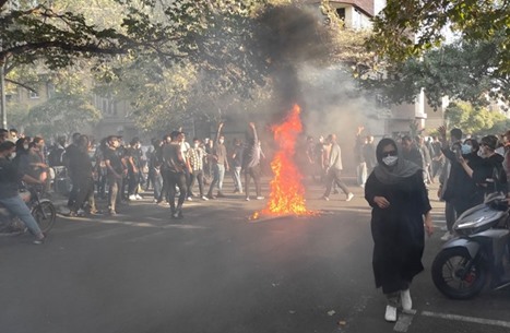 تظاهرات داخل وخارج إيران.. والسلطات تستهدف المشاهير