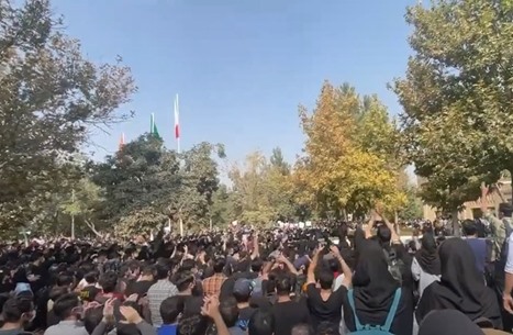 الشرطة تنتشر عند الجامعات مع تزايد الاحتجاجات في إيران