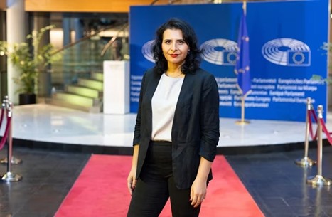 نائبة أوروبية تقص شعرها خلال خطاب تضامنا مع الإيرانيات