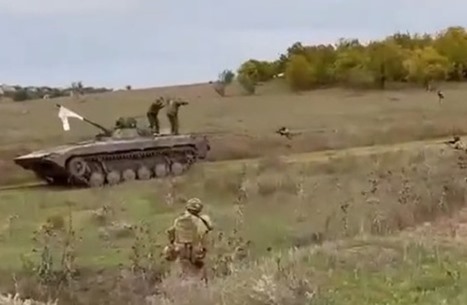 لقطات لاستسلام جنود روس مع مدرعتهم للأوكرانيين (فيديو)