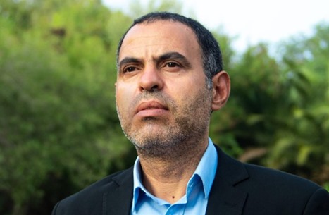أستاذ جامعي بتونس يحرض على القضاء ببث مباشر (شاهد)