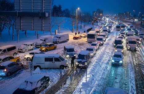 الثلوج تشل الحركة بإسطنبول.. واستياء من إمام أوغلو (شاهد)