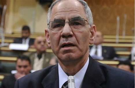 أنباء عن إصابة وزير مصري سابق معتقل بجلطة ومخاوف على صحته