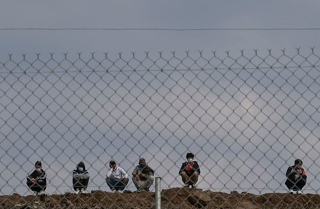 الغارديان: اليونان تجبر طالبي لجوء على صد مهاجرين من تركيا