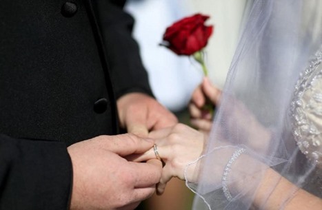 إنجلترا تحظر الزواج دون سن 18.. حتى لو تم خارج البلاد