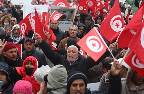 ردود أفعال رافضة بتونس لمرسوم للاستفتاء على دستور جديد