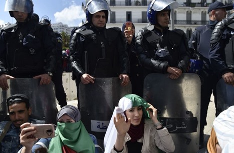 شرطة الجزائر تسحب أسلحة شخصية وزعت على شخصيات بارزة