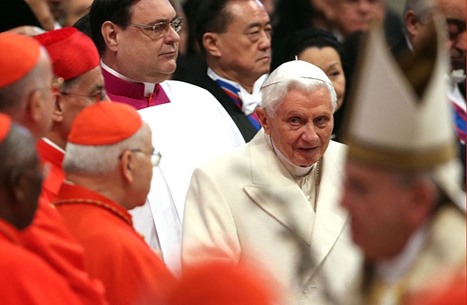 البابا السابق يشعر بـ"الخجل" لسكوته عن اعتداءات جنسية