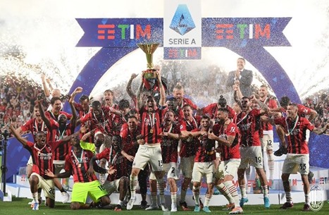 ميلان يتوج بلقب الدوري الإيطالي لأول مرة منذ 2011 