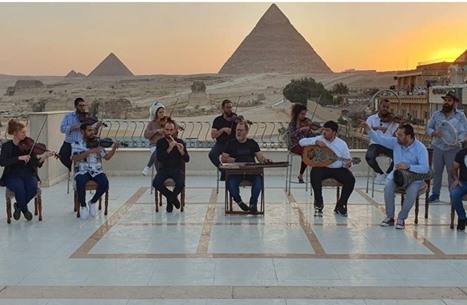 أوركسترا إسرائيلية تعزف عند الأهرامات المصرية.. وغضب (شاهد)