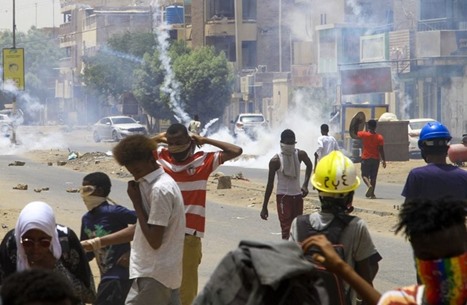 مظاهرات تجوب شوارع الخرطوم.. والشرطة تقمعها (شاهد)