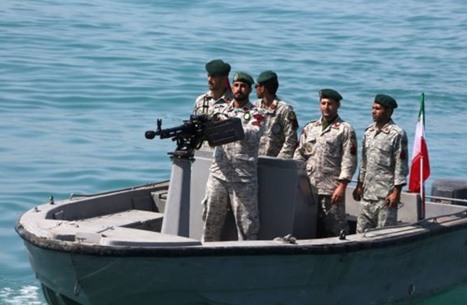 إيران تحتجز سفينة أجنبية وتتهم طاقمها بنقل وقود مهرب
