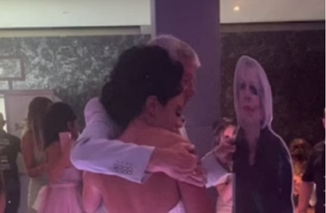 عروس ترقص مع مجسم لوالدتها المتوفاة بزفافها (فيديو)