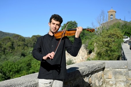 عازف سوري يشكر بالموسيقى بلدة فرنسية استضافته وعائلته