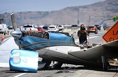 لقطات مروعة لتحطم طائرة على طريق بكاليفورنيا (فيديو)