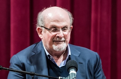 طعن الكاتب المثير للجدل سلمان رشدي في نيويورك (شاهد)