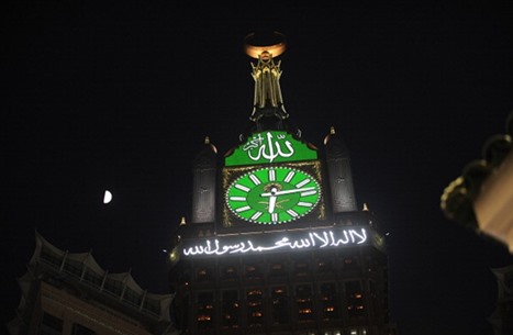 مشهد فريد لصواعق تضرب برج الساعة في مكة (شاهد)