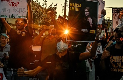 احتجاجات إيران مستمرة وحصيلة القتلى تتصاعد وطهران تغلي