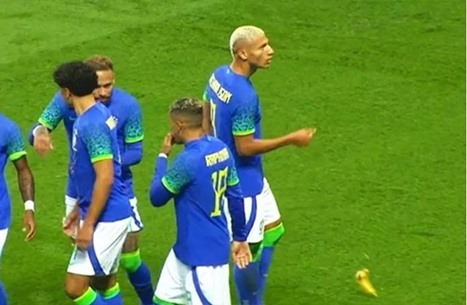 رشق لاعبي البرازيل بالموز خلال مباراتهم الودية أمام تونس