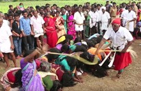 الهند.. كهنة يضربون النساء بالسياط في تقليد سنوي (فيديو)